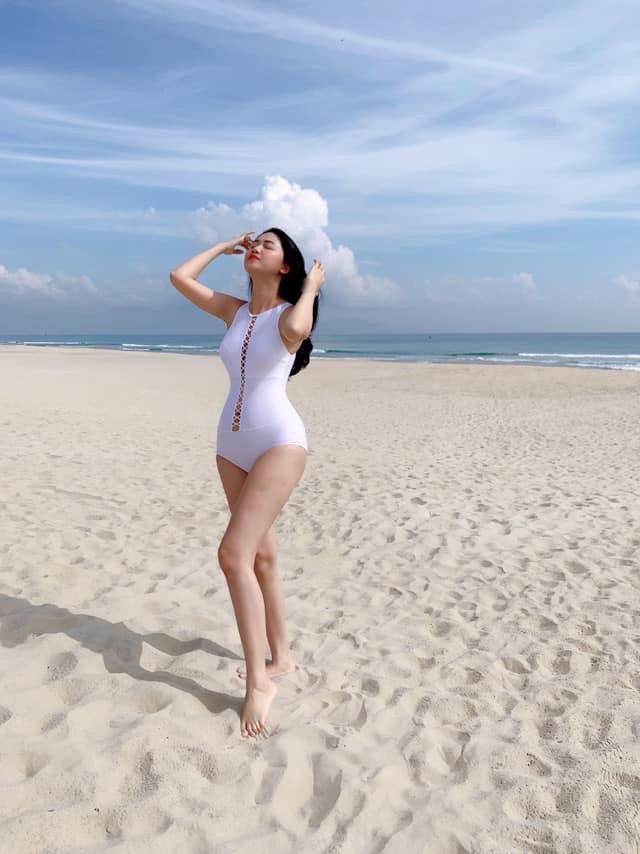Á hậu Thanh Tú mặc bikini, khoe dáng sexy dưới ống kính của ông xã - Ảnh 1.
