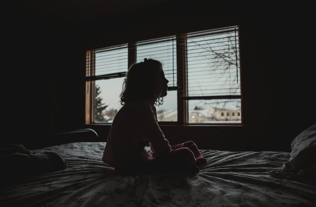 Con gái 4 tuổi thường xuyên nhìn thấy ai đó bên ngoài cửa sổ vào ban đêm, bố mẹ nhói lòng khi tìm ra sự thật - Ảnh 2.