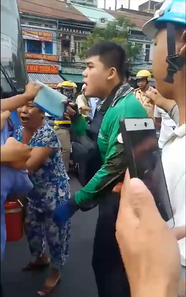 Lời khai của tài xế xe buýt dùng dao đâm tài xế GrabBike sau va chạm giao thông ở Sài Gòn  - Ảnh 2.
