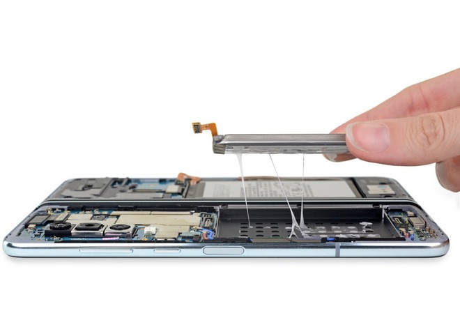 iFixit tiến hành mổ bụng Galaxy Fold để xem Samsung đã sửa nó như thế nào - Ảnh 1.