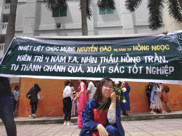 Ế suốt bốn năm đại học cuối cùng cũng tốt nghiệp, nữ sinh được hội bạn thân tặng ngay lời chúc không thể nào bá đạo hơn - Ảnh 1.