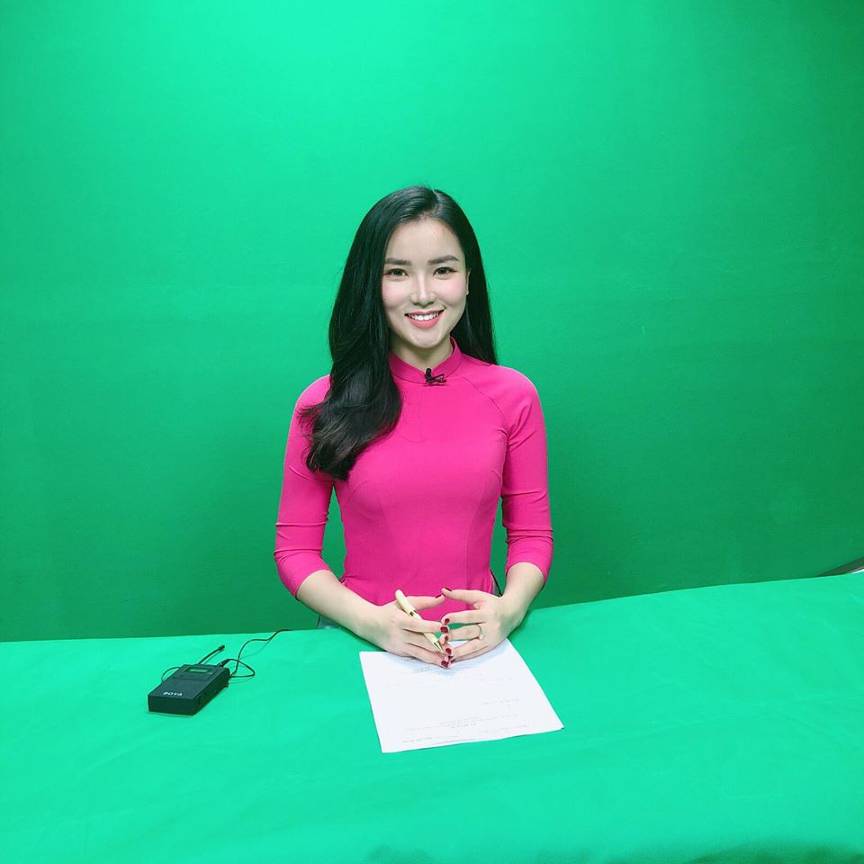 Cận cảnh nhan sắc của MC VTV bị đồn yêu thủ môn Bùi Tiến Dũng - Ảnh 2. Cận cảnh nhan sắc của MC VTV bị đồn yêu thủ môn Bùi Tiến Dũng - Ảnh 2.