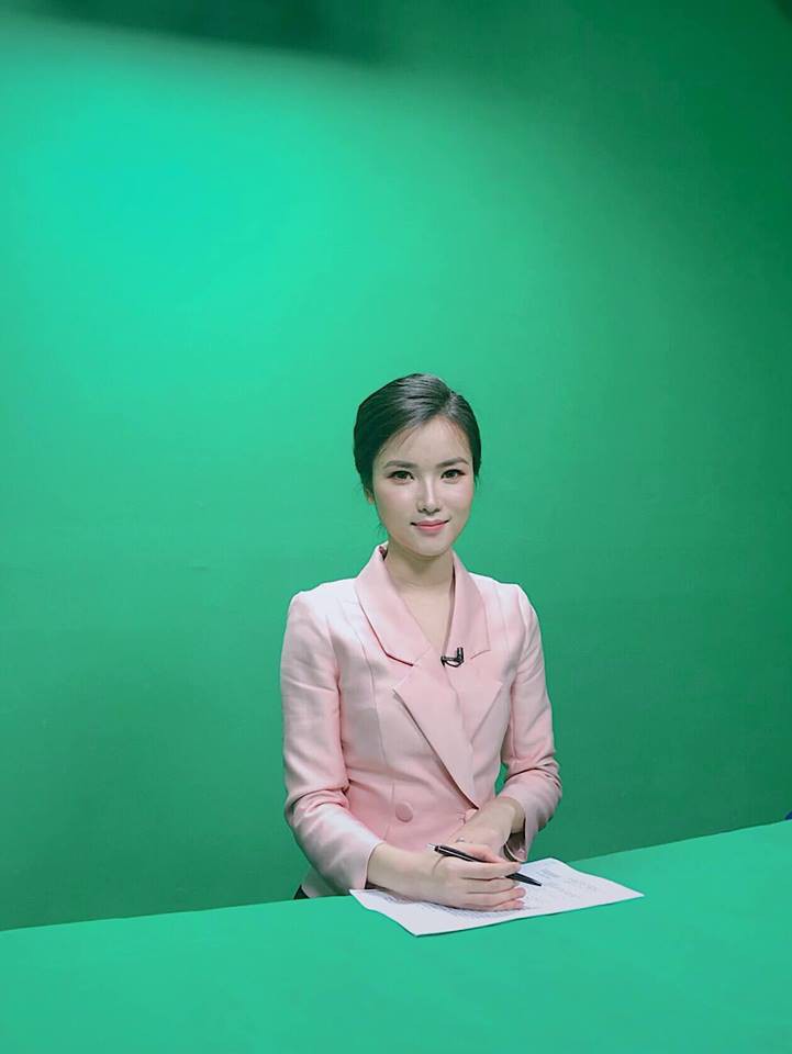 Cận cảnh nhan sắc của MC VTV bị đồn yêu thủ môn Bùi Tiến Dũng - Ảnh 3. Cận cảnh nhan sắc của MC VTV bị đồn yêu thủ môn Bùi Tiến Dũng - Ảnh 3.