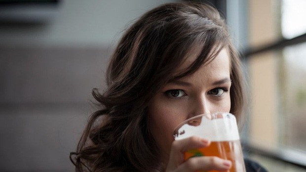 Tạp chí Time khẳng định: Uống rượu, bia giúp chúng ta nói ngoại ngữ trôi chảy hơn - Ảnh 1.