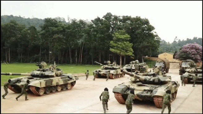 Xứng tầm nắm đấm thép hiện đại nhất VN: Chiếc xe lạ và rất đặc biệt đi kèm xe tăng T-90 - Ảnh 1.