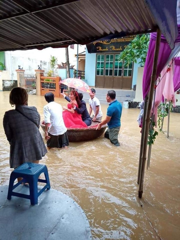 Quan viên hai họ xắn quần, đem thuyền thúng bì bõm vượt lũ đi rước dâu ngày mưa bão gây xôn xao - Ảnh 4.