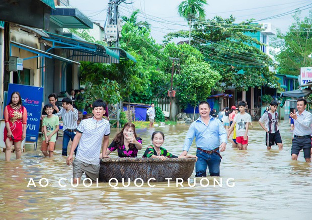 Quan viên hai họ xắn quần, đem thuyền thúng bì bõm vượt lũ đi rước dâu ngày mưa bão gây xôn xao - Ảnh 5.