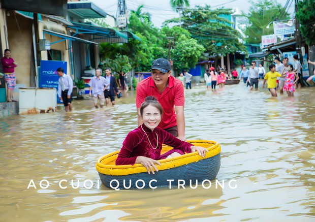 Quan viên hai họ xắn quần, đem thuyền thúng bì bõm vượt lũ đi rước dâu ngày mưa bão gây xôn xao - Ảnh 6.