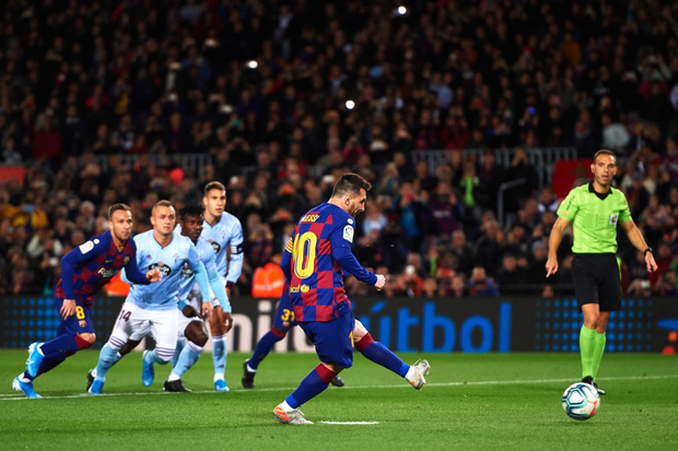 Messi lập cú đúp siêu phẩm sút phạt để cân bằng kỷ lục hat-trick với CR7 và giúp Barcelona giữ vững ngôi đầu La Liga - Ảnh 2.