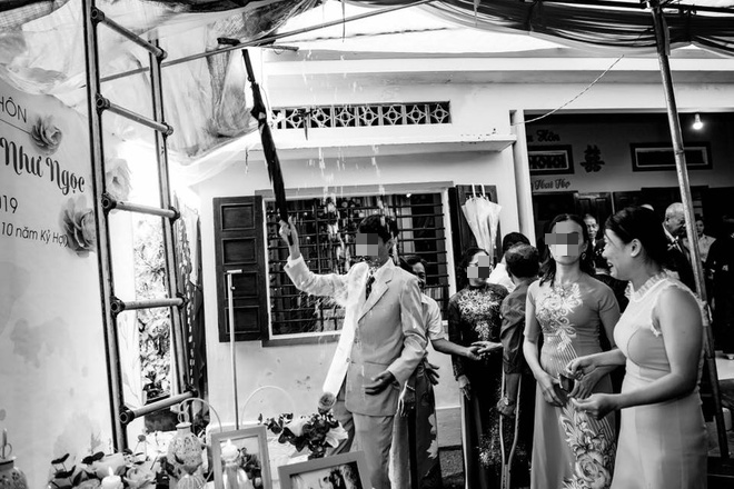Đám cưới ngày mưa to, bục rạp, bức ảnh người đàn ông lĩnh trọn đòn đau gây chú ý - Ảnh 1. Đám cưới ngày mưa to, bục rạp, bức ảnh người đàn ông lĩnh trọn đòn đau gây chú ý - Ảnh 1.