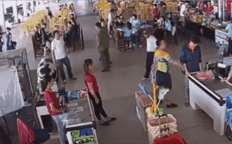 [NÓNG] Người đàn ông ném xúc xích vào mặt nữ nhân viên trạm dừng nghỉ là Công an thị xã Phổ Yên