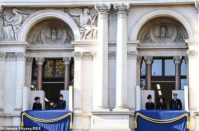 Meghan Markle bị chê gương mặt ảm đạm, không thể chán hơn khi tiếp tục xuất hiện cùng chị dâu Kate - Ảnh 1. Meghan Markle bị chê gương mặt ảm đạm, không thể chán hơn khi tiếp tục xuất hiện cùng chị dâu Kate - Ảnh 1.