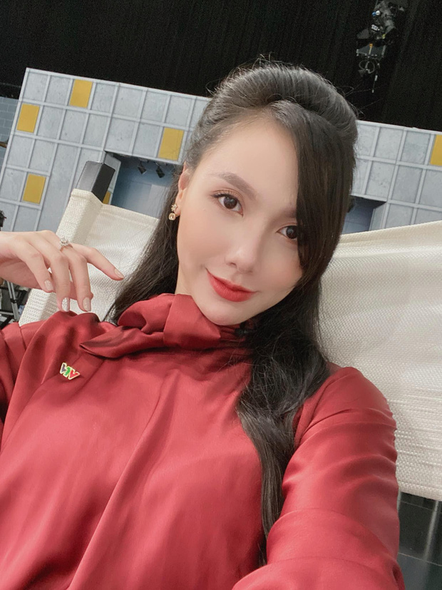 Giữa tin đồn chia tay Chí Nhân, MC Minh Hà hạnh phúc khoe ảnh tình tứ với chỗ dựa, đáng chú ý là cặp nhẫn kim cương - Ảnh 1.