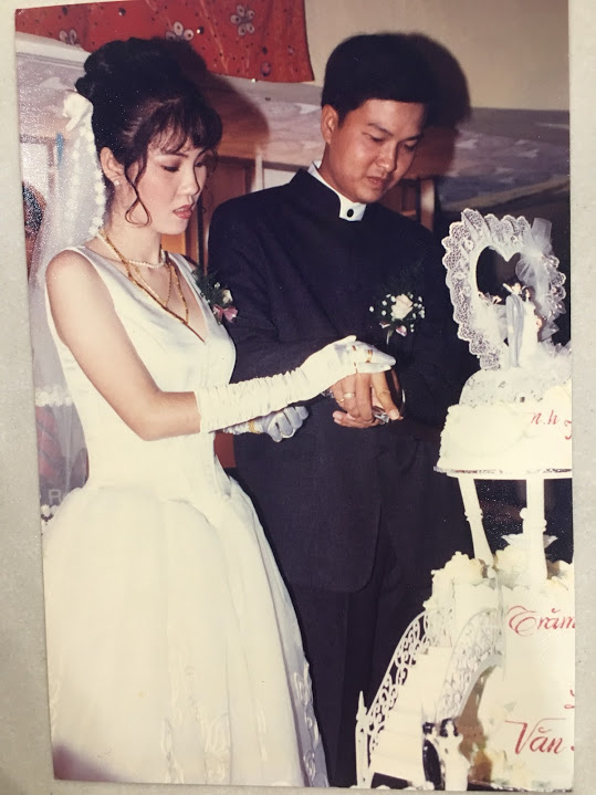 Đại gia thập niên 90 là đây: Chú rể cầu hôn bằng 7 phân vàng, chi 10 cây vàng tổ chức đám cưới, cô dâu thay 6 cái váy nhưng thân thế họ mới thật bất ngờ - Ảnh 14. Đại gia thập niên 90 là đây: Chú rể cầu hôn bằng 7 phân vàng, chi 10 cây vàng tổ chức đám cưới, cô dâu thay 6 cái váy nhưng thân thế họ mới thật bất ngờ - Ảnh 14.