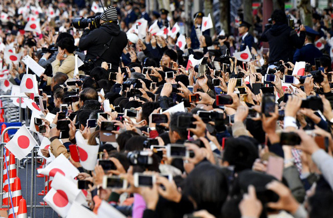 Vợ chồng Nhật hoàng Naruhito diễu hành ra mắt dân chúng, Hoàng hậu Masako gây choáng ngợp với vẻ đẹp rạng rỡ hệt như ngày đầu làm dâu hoàng gia - Ảnh 3. Vợ chồng Nhật hoàng Naruhito diễu hành ra mắt dân chúng, Hoàng hậu Masako gây choáng ngợp với vẻ đẹp rạng rỡ hệt như ngày đầu làm dâu hoàng gia - Ảnh 3.