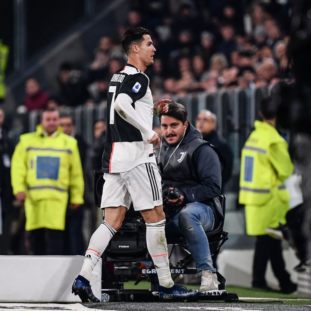 Biến căng: Bị thay ra giữa chừng, Ronaldo rời khỏi sân khi trận đấu chưa kết thúc, quên luôn hành động quen thuộc trên trang cá nhân - Ảnh 3.