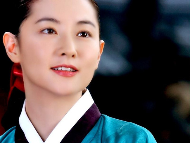 Dae Jang Geum Lee Young Ae: Từ tượng đài nhan sắc Hàn Quốc tới tin đồn là mẹ chồng “búp bê xứ Hàn” Han Chae Young - Ảnh 6.