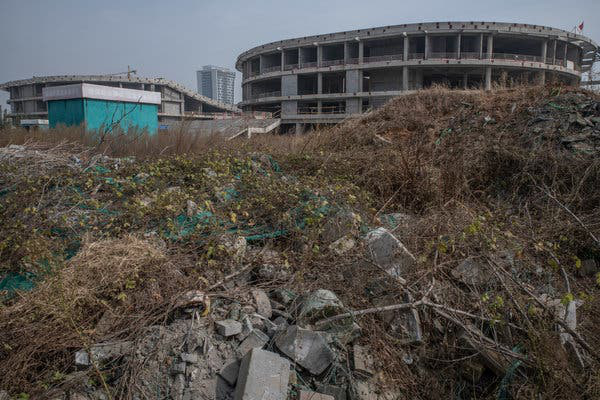 Bắc Kinh càng kiềm chế, địa phương càng lách luật nhiều: Trung Hoa mộng của ông Tập có nguy cơ đổ bể vì bị núi nợ đè - Ảnh 2. Bắc Kinh càng kiềm chế, địa phương càng lách luật nhiều: Trung Hoa mộng của ông Tập có nguy cơ đổ bể vì bị núi nợ đè - Ảnh 2.