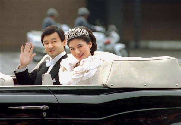 Vợ chồng Nhật hoàng Naruhito diễu hành ra mắt dân chúng, Hoàng hậu Masako gây choáng ngợp với vẻ đẹp rạng rỡ hệt như ngày đầu làm dâu hoàng gia - Ảnh 7. Vợ chồng Nhật hoàng Naruhito diễu hành ra mắt dân chúng, Hoàng hậu Masako gây choáng ngợp với vẻ đẹp rạng rỡ hệt như ngày đầu làm dâu hoàng gia - Ảnh 7.