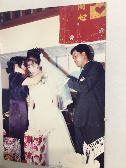 Đại gia thập niên 90 là đây: Chú rể cầu hôn bằng 7 phân vàng, chi 10 cây vàng tổ chức đám cưới, cô dâu thay 6 cái váy nhưng thân thế họ mới thật bất ngờ - Ảnh 8. Đại gia thập niên 90 là đây: Chú rể cầu hôn bằng 7 phân vàng, chi 10 cây vàng tổ chức đám cưới, cô dâu thay 6 cái váy nhưng thân thế họ mới thật bất ngờ - Ảnh 8.