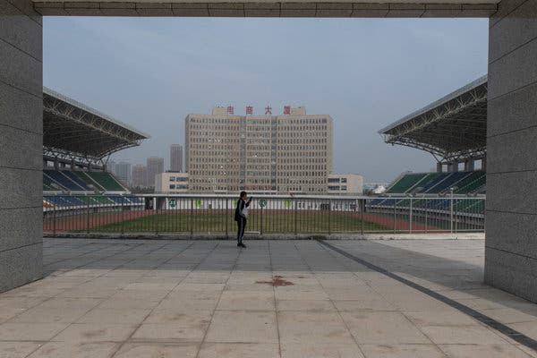 Bắc Kinh càng kiềm chế, địa phương càng lách luật nhiều: Trung Hoa mộng của ông Tập có nguy cơ đổ bể vì bị núi nợ đè - Ảnh 5. Bắc Kinh càng kiềm chế, địa phương càng lách luật nhiều: Trung Hoa mộng của ông Tập có nguy cơ đổ bể vì bị núi nợ đè - Ảnh 5.