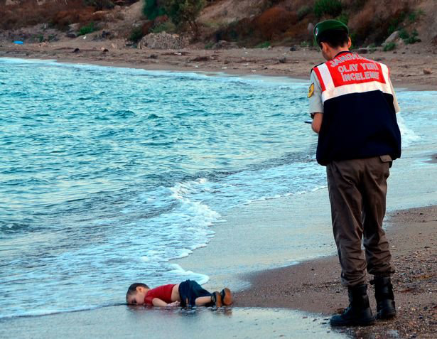 Sự thật thảm khốc sau bức ảnh bé trai Syria chết đuối gây chấn động thế giới - Ảnh 1.