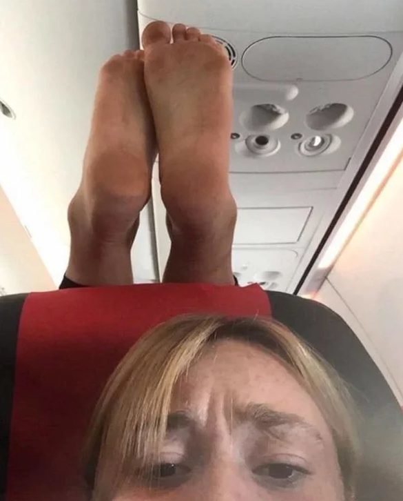 Than phiền về đôi chân kém sang của hành khách cùng chuyến bay, phản ứng của cư dân mạng khiến nữ du khách cạn lời - Ảnh 2.