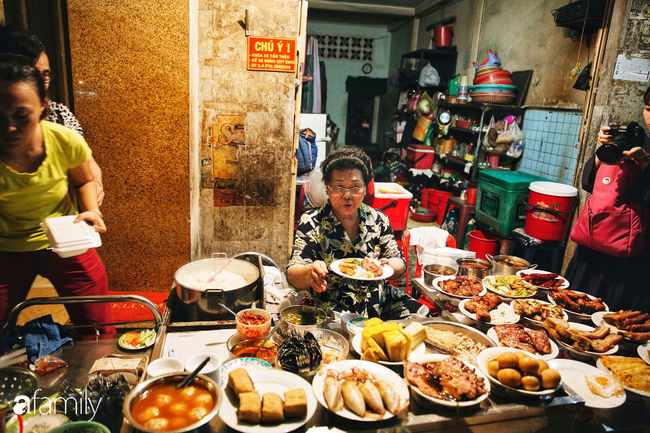 Hàng “cơm tấm... bãi rác”, giá không hề rẻ nhưng sau bao năm vẫn luôn là bà hoàng cơm tấm đêm nức tiếng khắp Sài Gòn - Ảnh 2.