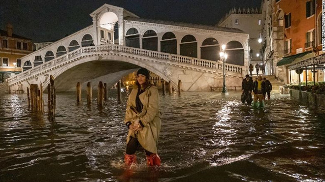 Venice thất thủ vì trận lụt tồi tệ nhất trong nửa thế kỷ - Ảnh 2.