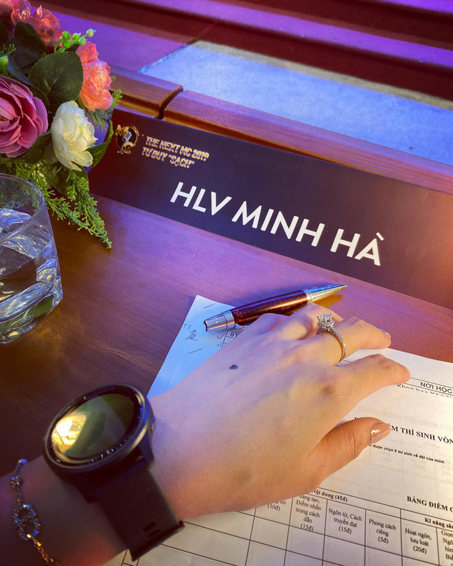 Xôn xao ảnh MC Minh Hà đeo đồng hồ đôi bên người đàn ông lạ mặt, rộ nghi vấn đang bí mật hẹn hò - Ảnh 2.