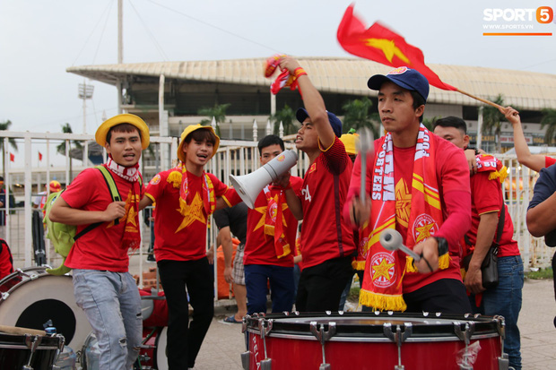 CĐV gặp khó khăn khi đến cổ vũ tuyển Việt Nam, các dịch vụ ngoài sân Mỹ Đình tăng giá đến mức phi lý - Ảnh 1.