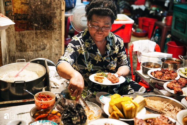 Hàng “cơm tấm... bãi rác”, giá không hề rẻ nhưng sau bao năm vẫn luôn là bà hoàng cơm tấm đêm nức tiếng khắp Sài Gòn - Ảnh 3.