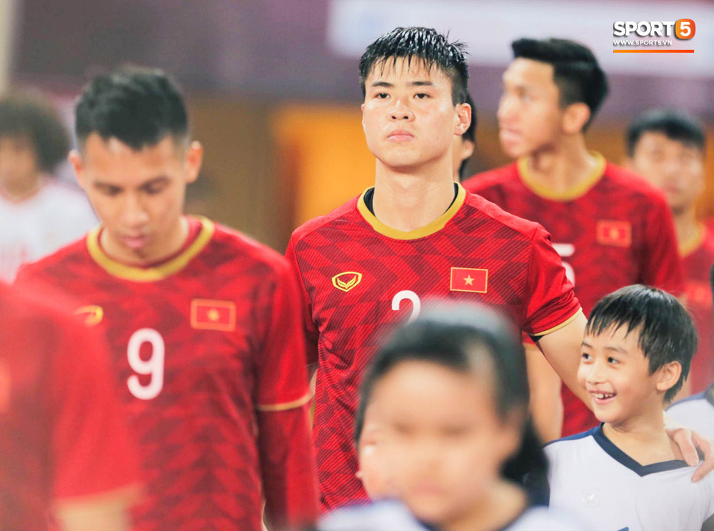Chiến thắng vang dội của cả đội nhưng cầu thủ Duy Mạnh vẫn không vui bằng  nhìn thấy biểu hiện lạ của cậu con trai khi xem bố lên tivi
