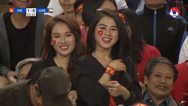 Nữ CĐV xinh đẹp xuất hiện trên khán đài trận Việt Nam - UAE: Tưởng người lạ hóa ra người quen, từng làm việc cùng Trâm Anh - Ảnh 1.