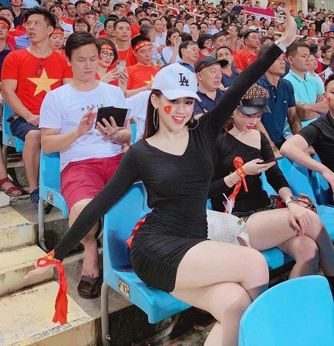 Nữ CĐV xinh đẹp xuất hiện trên khán đài trận Việt Nam - UAE: Tưởng người lạ hóa ra người quen, từng làm việc cùng Trâm Anh - Ảnh 7.