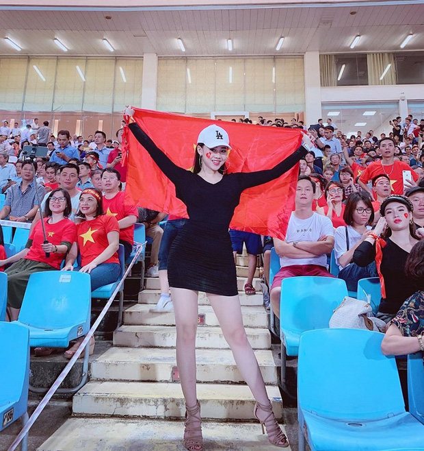 Nữ CĐV xinh đẹp xuất hiện trên khán đài trận Việt Nam - UAE: Tưởng người lạ hóa ra người quen, từng làm việc cùng Trâm Anh - Ảnh 10.