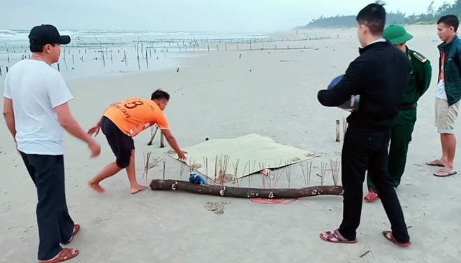 Thông tin về thi thể không đầu, mặc áo ghi chữ nước ngoài dạt vào bờ biển Quảng Nam - Ảnh 1.