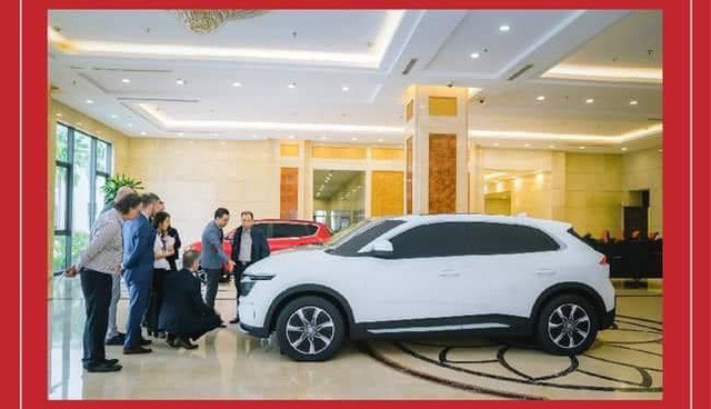 Chủ tịch Phạm Nhật Vượng đích thân thử 2 mẫu xe mới của VinFast cạnh tranh Hyundai Kona và Honda CR-V - Ảnh 1.