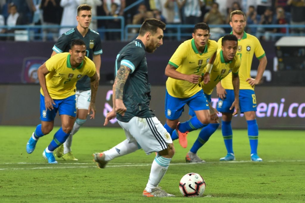 Thắng Brazil trong trận Siêu kinh điển Nam Mỹ, Messi giành chiếc cúp đầu tiên trong sự nghiệp với ĐT Argentina - Ảnh 2.