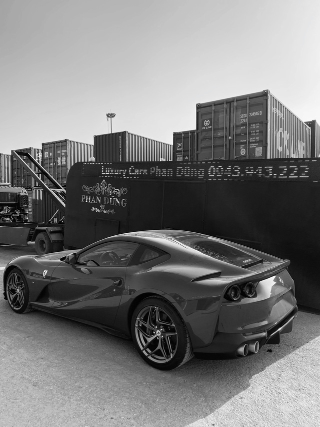 Tiết lộ màu sơn đặc biệt của chiếc Ferrari 812 Superfast đầu tiên Việt Nam - Ảnh 2.