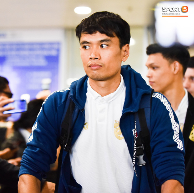 Tuyển Thái Lan đặt chân tới Hà Nội, từ chối trả lời truyền thông Việt Nam ở sân bay Nội Bài - Ảnh 13.