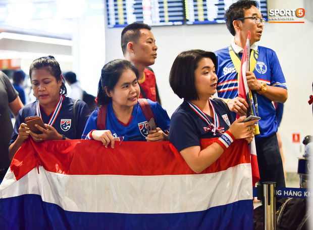 Tuyển Thái Lan đặt chân tới Hà Nội, từ chối trả lời truyền thông Việt Nam ở sân bay Nội Bài - Ảnh 10.