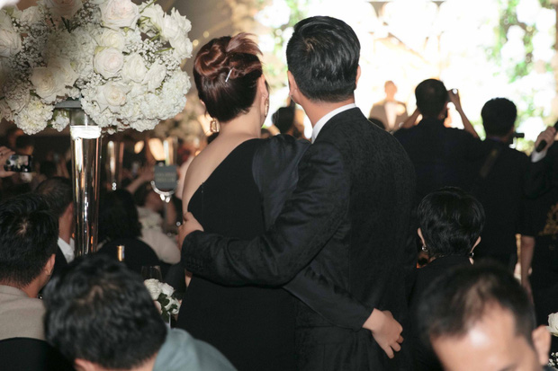 Hồ Hoài Anh hôn má Lưu Hương Giang tại lễ cưới Giang Hồng Ngọc, tích cực tình tứ hậu sóng gió hôn nhân - Ảnh 2.