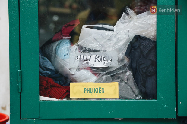 Những tủ quần áo thừa cho đi, thiếu nhận lại sưởi ấm người lao động nghèo Hà Nội trong mùa đông giá rét - Ảnh 5.