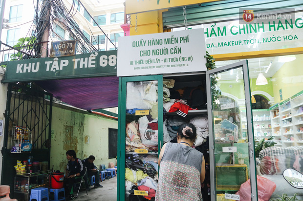 Những tủ quần áo thừa cho đi, thiếu nhận lại sưởi ấm người lao động nghèo Hà Nội trong mùa đông giá rét - Ảnh 7.