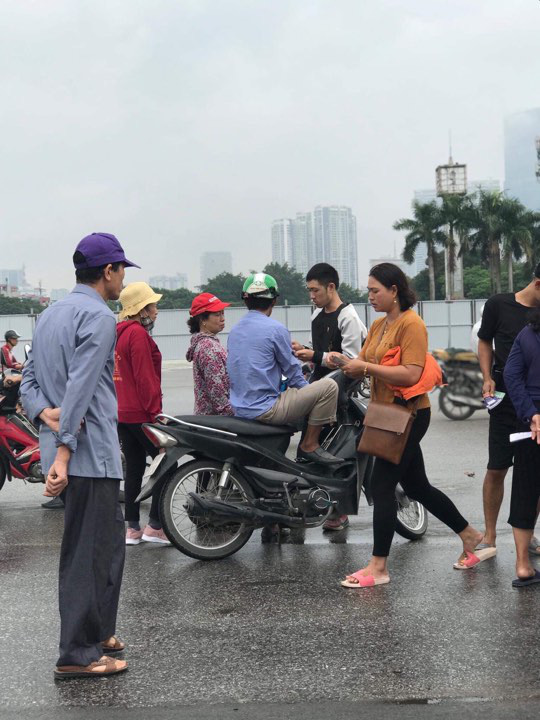 Chen lấn xô đẩy, vượt rào VFF để mua vé trận Việt Nam và Thái Lan - Ảnh 14.