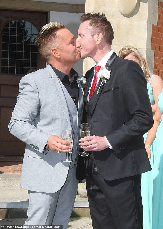 Ông bố đồng tính đầu tiên của nước Anh kết thúc cuộc hôn nhân 32 năm với chồng để cưới... bạn trai của con gái - Ảnh 2.