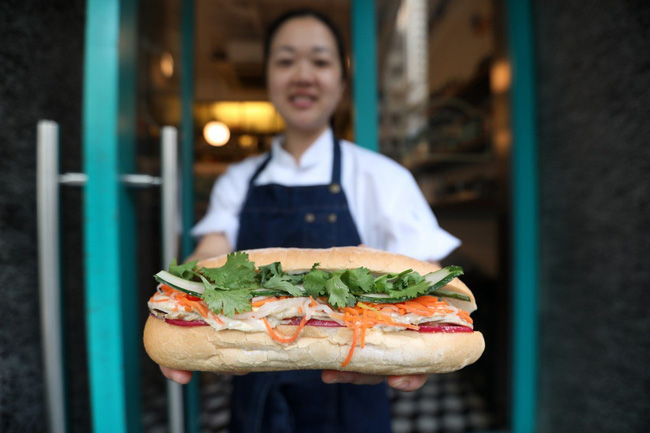 Câu chuyện về bánh mì nhân thịt truyền thống: Từ món ăn chỉ vài chục ngàn bán đầy đường đến “siêu sandwich Việt Nam chinh phục thế giới - Ảnh 1.