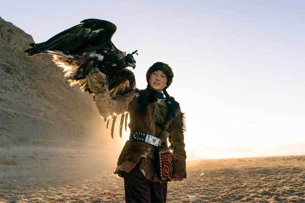 Vẻ đẹp dũng mãnh của các thiếu nữ săn đại bàng Mông Cổ - Ảnh 2.