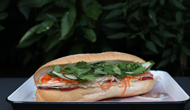 Câu chuyện về bánh mì nhân thịt truyền thống: Từ món ăn chỉ vài chục ngàn bán đầy đường đến “siêu sandwich Việt Nam chinh phục thế giới - Ảnh 4.